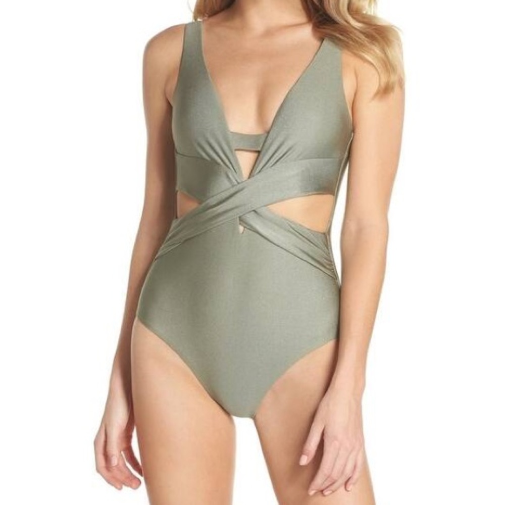 ⭐️Never Worn - Flattering Nordstrom Becca Swimsuit